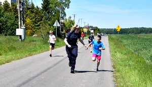 policjantka biegnie z uczniem