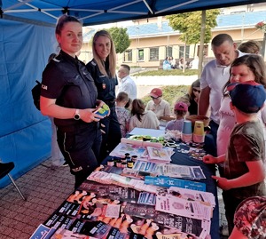 policjantki na stoisku profilaktycznym