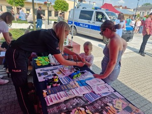 policjantka z dziewczynką