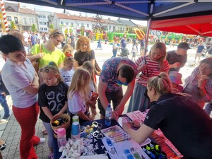 policjantka z męzczyzną rozwiązującycm labirynt w specjalnych okularach