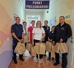 personel medyczny z otrzymanymi prezentami od policjantów