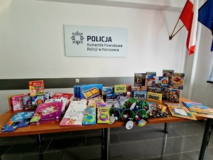 zabawki, gry, puzzle, rozłożone na stole