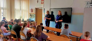 policjantki w rozmowie z uczniami