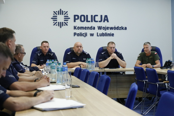 komendanci wojewódzccy policji w trakcie spotkania na sali konferencyjnej