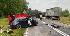 pojazd osobowy i cięzarowy na poboczu drogi p[o zderzeniu