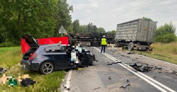 pojazd osobowy i cięzarowy na poboczu drogi p[o zderzeniu