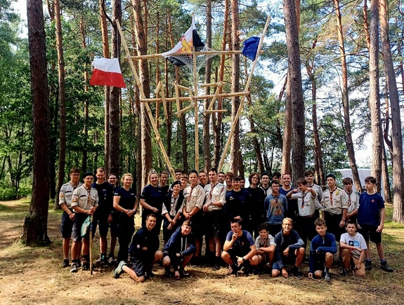 zdjecie grupowe policjantek  z harcerzami