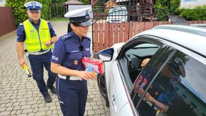 policjanci w trakcie kontroli drogowej