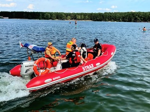 policjanci i strażacy - wspólny patrol wodny