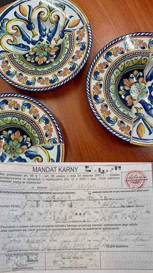 ręcznie malowane porcelanowe talerze oraz mandat karny