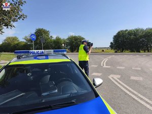 policjant dokonujący pomiaru prędkości