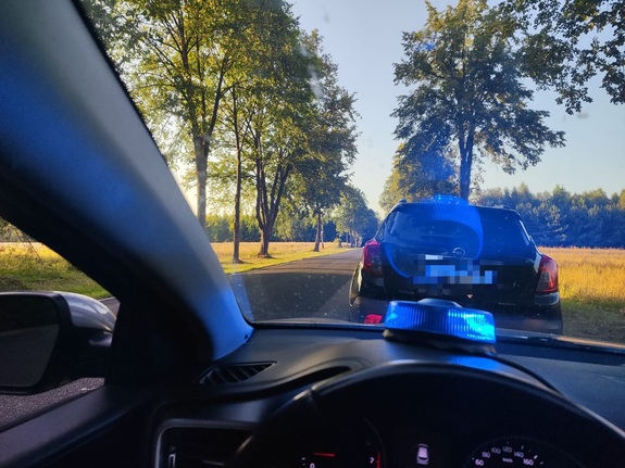 podszybie policyjnego radiowózu, który zatrzymał przed sobą pojazd marki Opel koloru czarnego