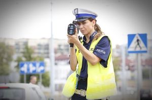 policjantka z miernikiem prędkości