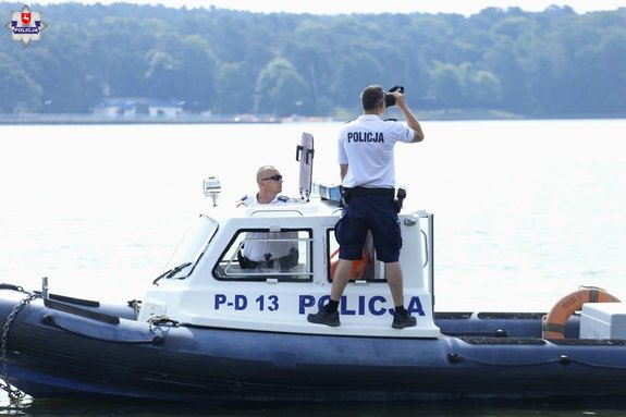 policjanci na łodzi motorowej na wodzie