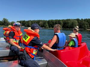 policjanci i strażacy kontrolują rowerek wodny