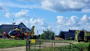 helikopter lotniczego pogotowia ratunkowego z ratownikami medycznymi zabierajacy poszkodowanego chłopca