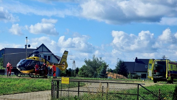 helikopter lotniczego pogotowia ratunkowego z ratownikami medycznymi zabierajacy poszkodowanego chłopca