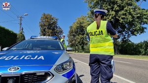 policjanci przed radiowozem