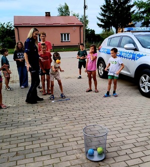 dzieci rzucające piłeczkami a alkogoglach