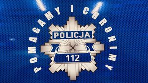napis policja &quot;pomagamy i chronimy&quot; na niebieskim tle