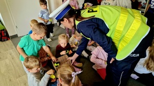 policjantka wreczjąca odblaski