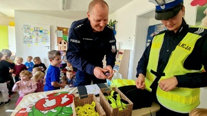 policjanci segregujący odblaski