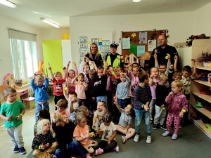 zdjęcie grupowe dzieci i policjantów