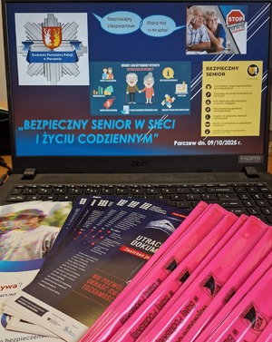 monitor laptopa, ulotki informacyjne, odblaski w kolorze różowym