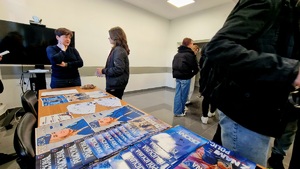 stoisko z broszurami i ulotkami informacyjnymi