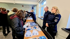 policjanci na stoisku informacyjnym