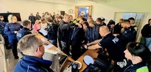 policjanci pokazujący uczniom wyposażenie radiowozów