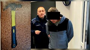 zatrzymany mężczyzna oraz zabezpieczony młotek z żółta rączką