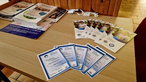 ulotki informacyjne ułożone na biurku