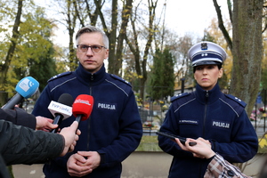policjanci podczas spotkania z mediami