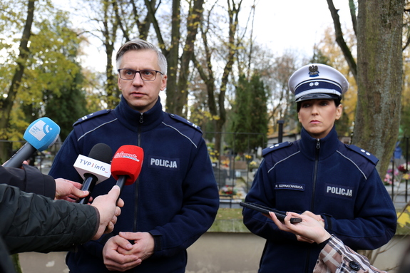 policjanci podczas spotkania z mediami