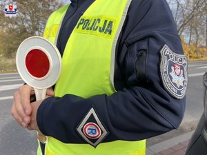 tulów policjanta w kamizelce odblaskowej