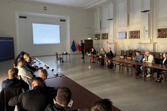 uczestnicy konferencji siedzący przy stolikach