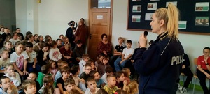 policjantka mówiąca do grupy uczniów
