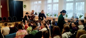 policjantka z przedstawicielką Zarządu Dróg wręczająca dzieciom odblaski