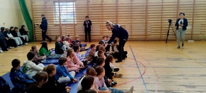 policjantka w czasie prelekcji i rozmowy z grupą uczniów