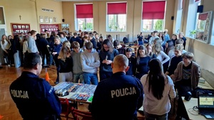 policjanci przy stoisku profilaktycznym z młodzieżą
