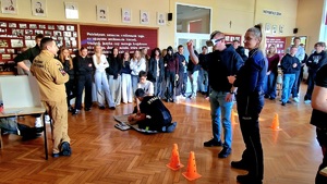 uczeń w alkogoglach rzucający do celu