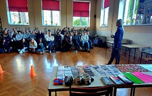 policjantka mówiąca przed grupa uczniów