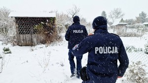 policjanci podczas kontroli altan działkowych