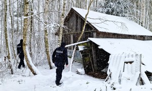 policjanci podczas kontroli pustostanów