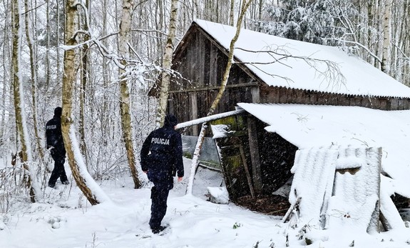 policjanci podczas kontroli pustostanów