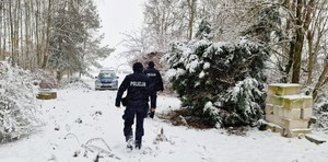 policjanci w czasie powrotu do auta po kontroli pustostanów