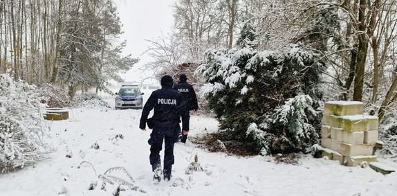 policjanci w czasie powrotu do auta po kontroli pustostanów