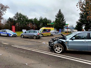 uszkodzone pojazdy w wyniku zderzenia