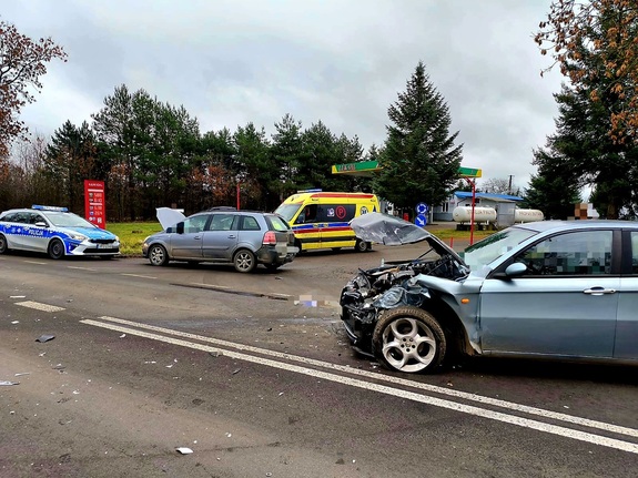 uszkodzone pojazdy w wyniku zderzenia
